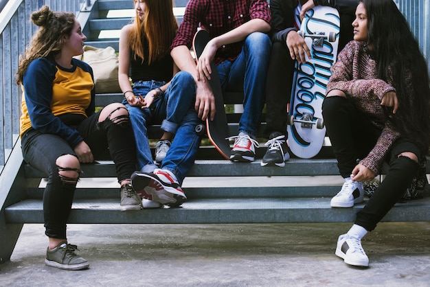 Gruppo di amici della scuola all'aperto stile di vita e il concetto di stile urbano di strada Foto Gratuite