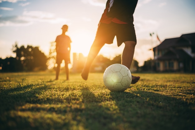 Gruppo Di Bambini Che Giocano A Calcio Calcio Foto Premium