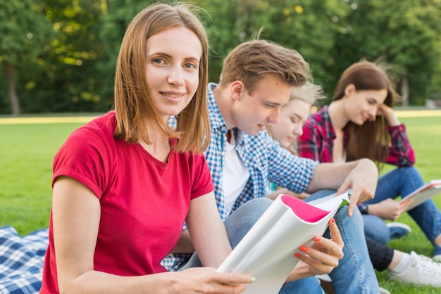 Gruppo di giovani studenti che imparano nel parco Foto Gratuite