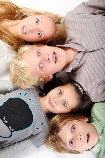 Gruppo di ragazzi giovani e belli Foto Gratuite