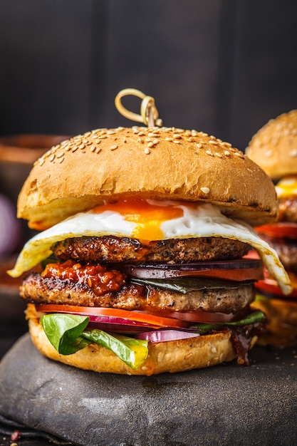 Hamburger di carne fatta in casa con uova, salsa e verdure ...