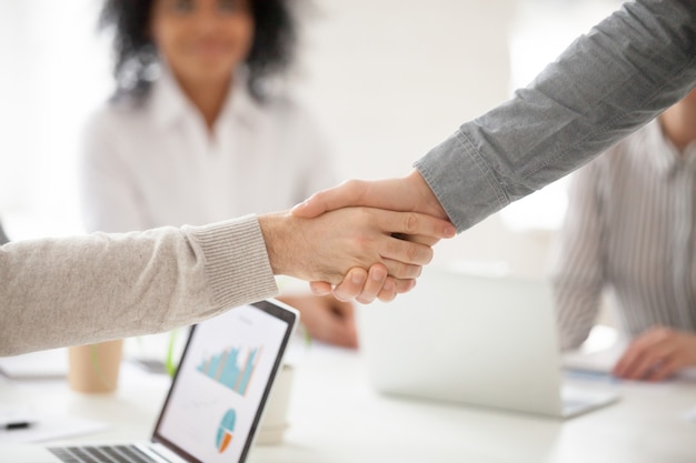 Handshake dei soci commerciali alla riunione di gruppo che fa investimento di progetto, primo piano Foto Gratuite