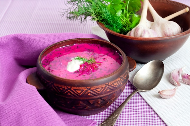 Holodnik, zuppa di barbabietola fredda lituana tradizionale | Foto Premium