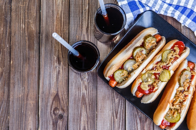 Hot dog americano con ingredienti Foto Premium