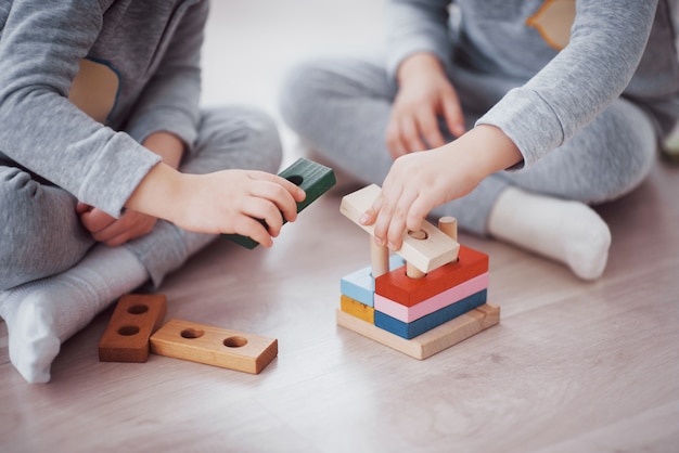 I Bambini Giocano Con Un Designer Di Giocattoli Sul Pavimento Della ...