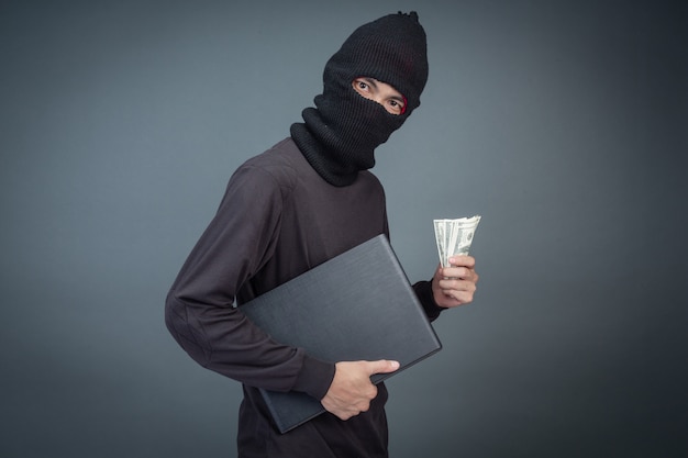 I ladri possiedono carte di credito utilizzando un computer portatile per attività di pirateria informatica. Foto Gratuite