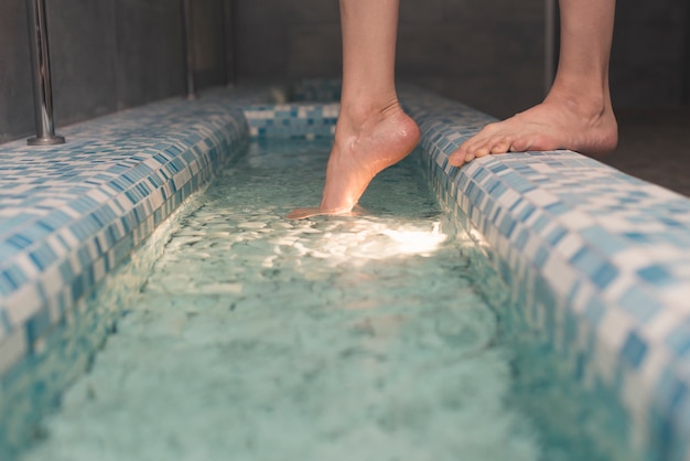 I piedi della donna sul bordo della vasca da bagno | Foto ...