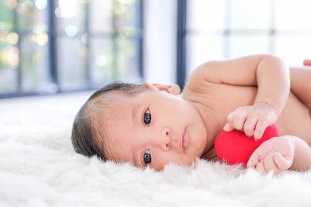 Il bambino è aperto nel letto nella sua stanza. Foto Premium
