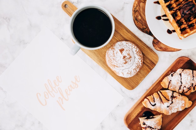 Il caffè perfavore manda un sms a su carta con la prima colazione sana e la tazza di caffè sopra lo sfondo di marmo Foto Gratuite