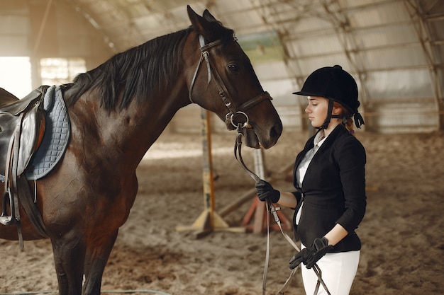 Il cavaliere si allena con il cavallo Foto Gratuite