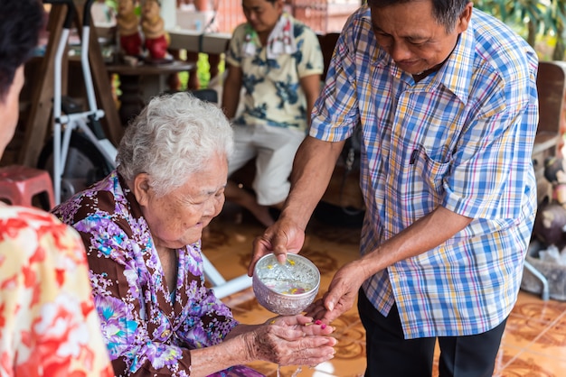 Il festival di songkran fa il bagno rispetto ai genitori Foto Premium