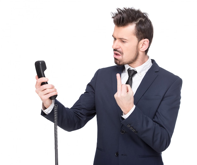 Il giovane emozionale sta gridando al telefono. Foto Premium