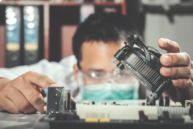 Il tecnico che ripara il computer, l'hardware del computer, la riparazione, l'aggiornamento e la tecnologia Foto Gratuite