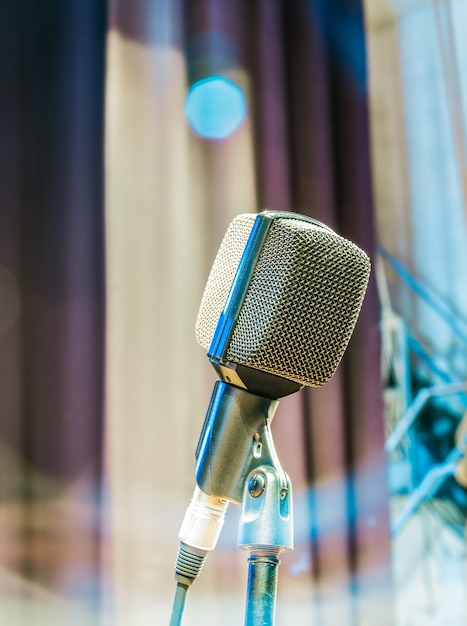 Il vecchio microfono in attesa dello spettacolo dal vivo del cantante nel teatro antico. Foto Premium