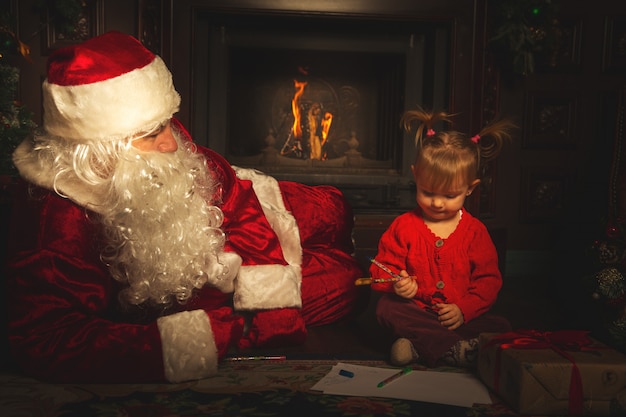 Immagine Babbo Natale 94.Foto Premium Il Vero Babbo Natale Sta Giocando Con I Bambini Vicino All Albero Di Natale