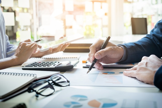 Imprenditore finanziario e segretario che fa rapporto, calcolo o controllo equilibrio. documento di controllo dell'ispettore interno del servizio di revenue. concetto di audit Foto Gratuite