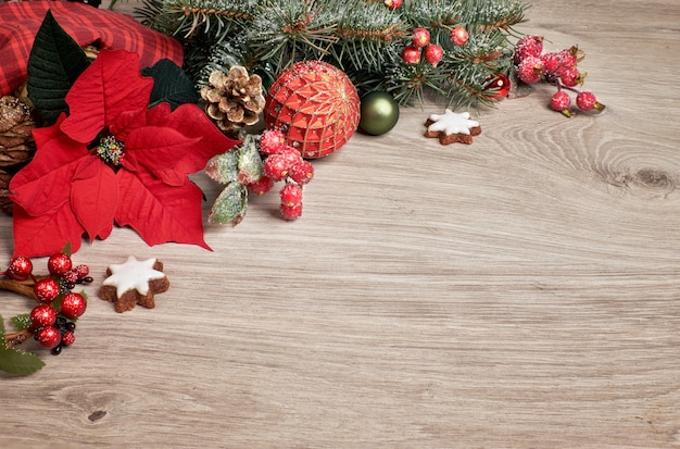 Stella Di Natale Legno.In Legno Con Stella Di Natale E Rami Di Albero Di Natale Decorati Foto Premium