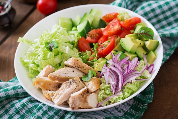 Insalata dietetica con pollo, avocado, cetriolo, pomodoro ...