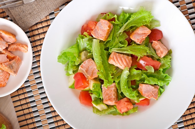 Insalata Mista Di Verdure Fresche Con Pezzi Di Salmone Foto Gratis