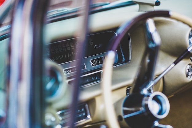 Interno e cruscotto di un'auto d'epoca americana, attualmente in affitto per eventi. Foto Premium