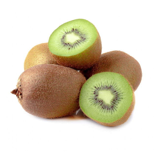 Intero kiwi e mezzo kiwi maturi isolati su fondo bianco. Foto Premium