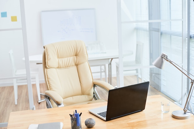 L'interno dell'ufficio vuoto nei colori beige Foto Gratuite