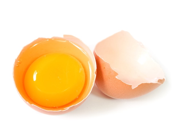 L'uovo crudo si strappa a metà con il tuorlo e l'albumina | Foto ...