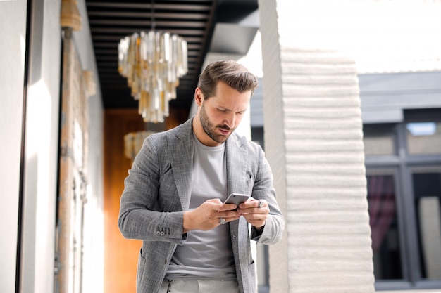 L'uso alla moda dell'uomo è smartphone Foto Premium