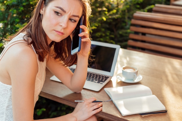 La donna al self-service parla al telefono Foto Premium