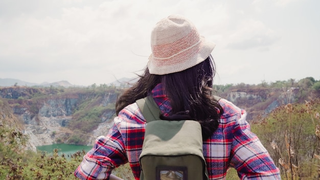 La donna asiatica del viaggiatore con zaino e sacco a pelo della viandante che cammina alla cima della montagna, femminile gode delle sue feste sull'avventura di avventura che ritiene la libertà. le donne di stile di vita viaggiano e si rilassano nel concetto del tempo libero. Foto Gratuite