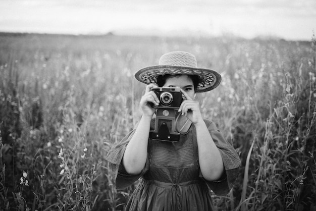 Mujeres-blanco y negro- - Página 9 La-donna-di-scattare-una-foto-con-una-vecchia-macchina-fotografica-in-bianco-e-nero_1286-106