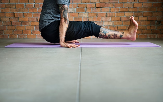 La gente sta facendo yoga Foto Gratuite