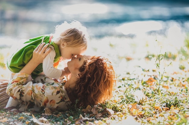 La madre e la figlia si trovano sull'erba Foto Gratuite La madre e la figlia si trovano sull'erba Foto Gratuite