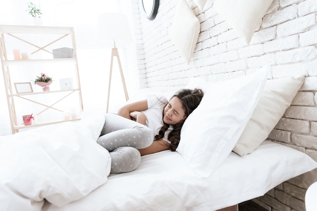 La ragazza ha mal di pancia si sente male e a disagio Foto Premium