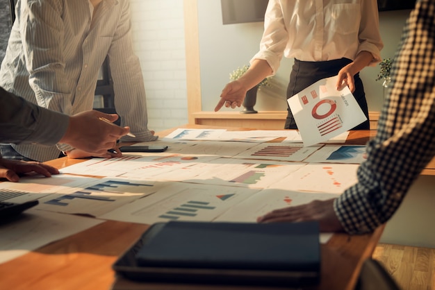 La riunione degli uomini d'affari raggruppa l'investimento di discussione aziendale e il concetto di investimento nella sala per conferenze. Foto Premium
