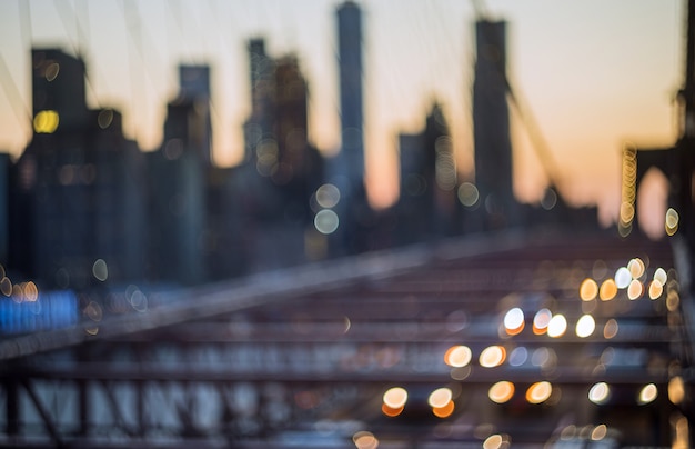 La vista aerea sopra manhattan con il ponte di brooklyn ha offuscato l'orizzonte di vista di notte delle luci Foto Premium