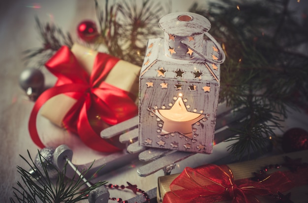 Sfondi Natalizi Lanterna.Lanterna Di Natale Sfondo Di Fulmini Magici Foto Premium