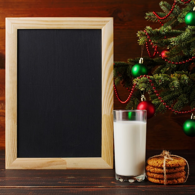 Biscotti Albero Di Natale 3d.Latte Biscotti E Una Lista Dei Desideri Sotto L Albero Di Natale L Arrivo Di Babbo Natale Foto Premium