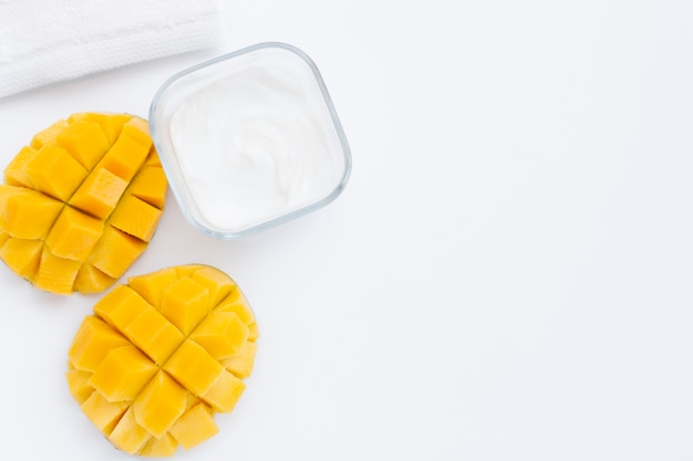 Lay piatto di mango e burro per il corpo con spazio di copia Foto Gratuite