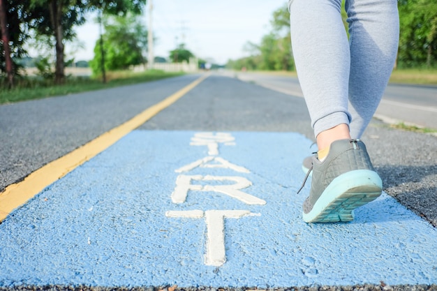 Le donne stanno iniziando a correre nel parco. Foto Premium