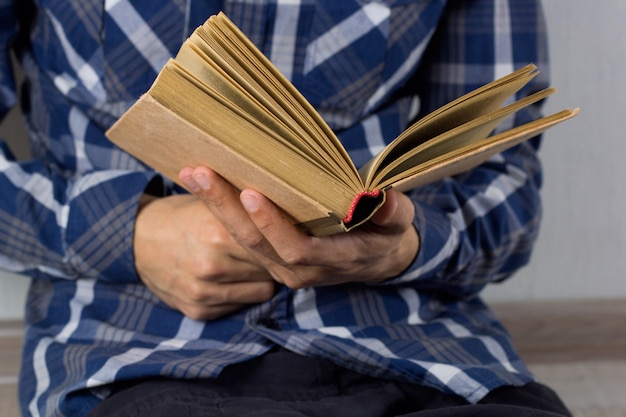 Le mani dell'uomo del primo piano con il libro aperto Foto Premium