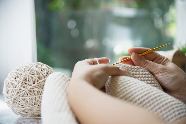 Le mani della donna che fanno il lavoro a maglia domestico Foto Gratuite