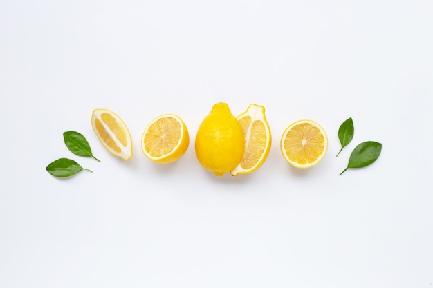 Limone fresco con le foglie isolate su bianco Foto Premium