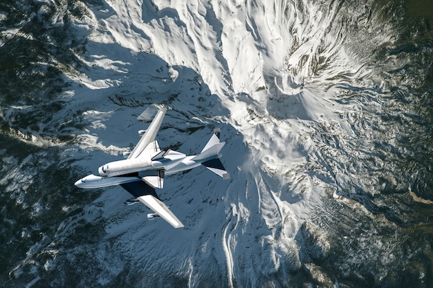 Lo space shuttle e l'aereo volano nello spazio sopra l'atmosfera terrestre, elementi di questa immagine ammobiliati dalla nasa Foto Premium