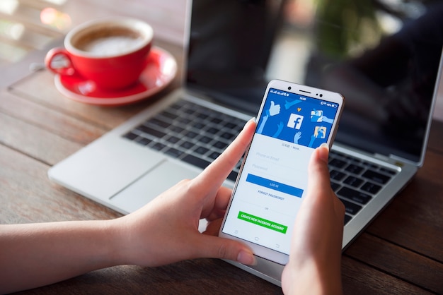 Logo di facebook per social media sul log-in Foto Premium