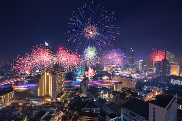 Loy kratong festival nella città di bangkok Foto Premium