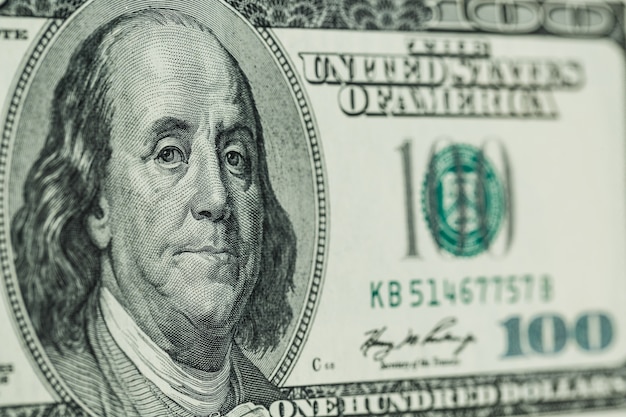 Macro da vicino del volto di ben franklin sugli stati uniti 100 dollari Foto Premium