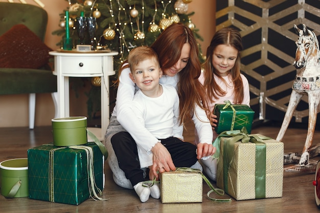 Regali Natale Carini.Madre Con Bambini Carini Vicino All Albero Di Natale Foto Gratis