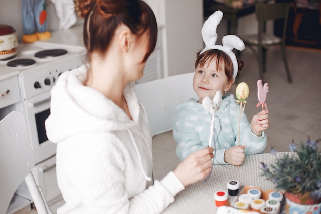 Madre con figlia piccola in una cucina Foto Gratuite