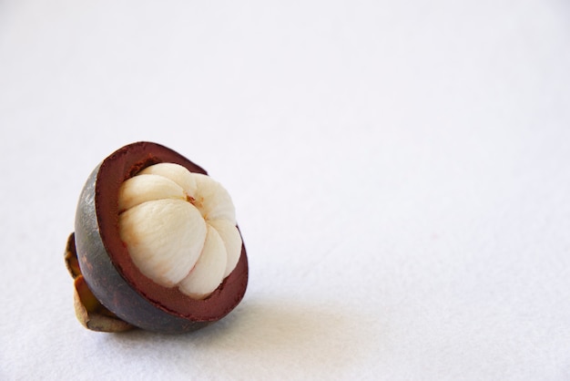 Mangosteen frutti popolari tailandesi - un frutto tropicale con segmenti bianchi succosi e succosi di carne all'interno di una spessa crosta rossiccia-marrone. Foto Gratuite